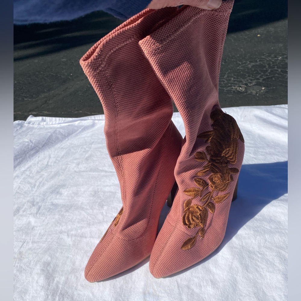 Qupid Women Ash Rose Floral Embroidered 4 1/4" Lita Heel Ankle Sock Boot 6 NEW - Picture 3 of 5
